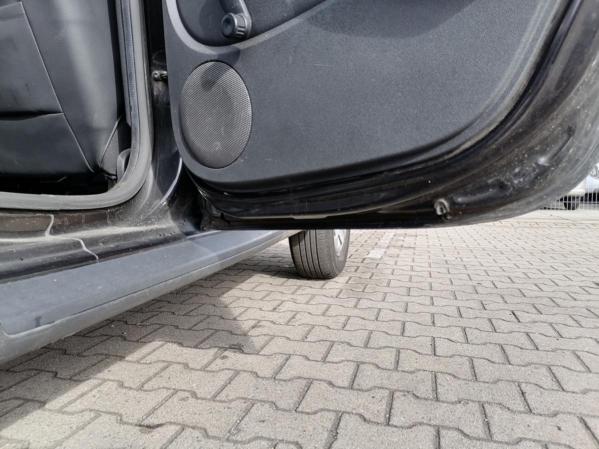 Dacia Duster original T&uuml;r hinten rechts NV676 Schwarz Bj.2011